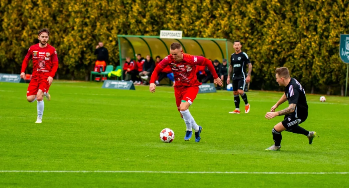 PIŁKA NOŻNA, Awansowali pozycję wicelidera - zdjęcie, fotografia