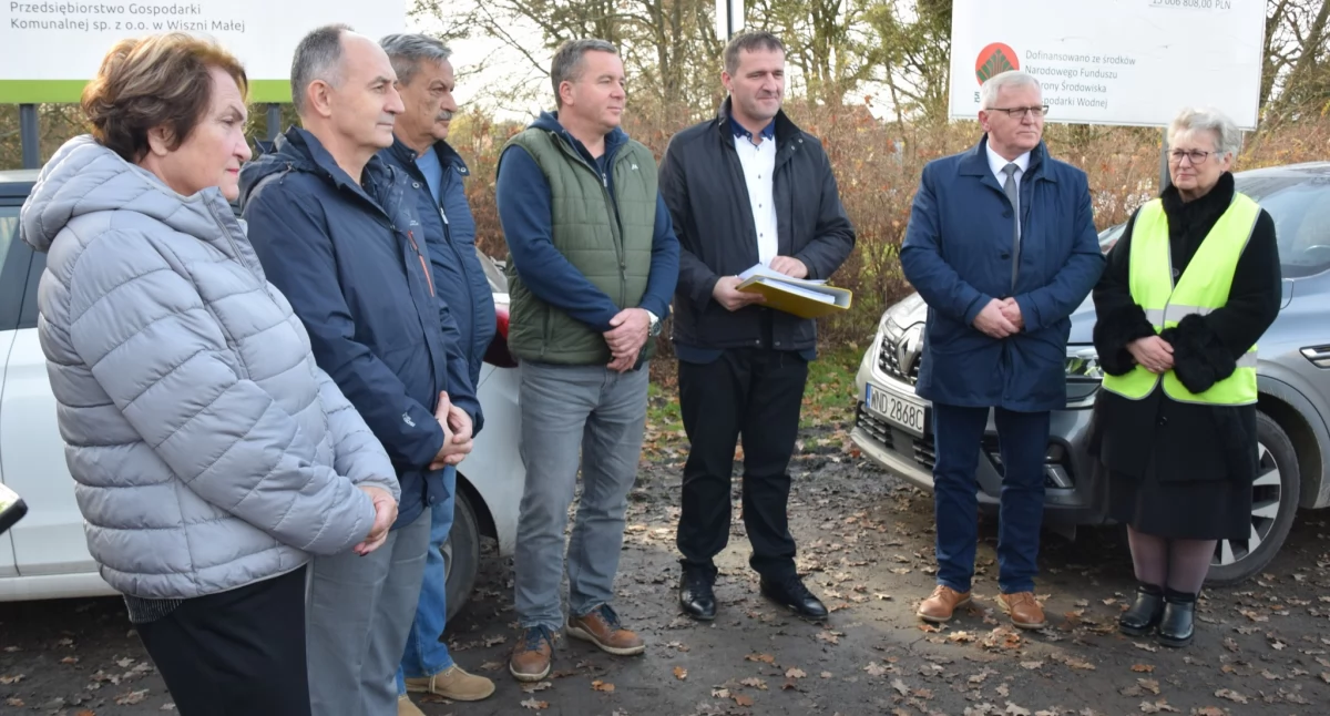 Przedstawiciele gminy, powiatu trzebnickiego oraz wykonawcy