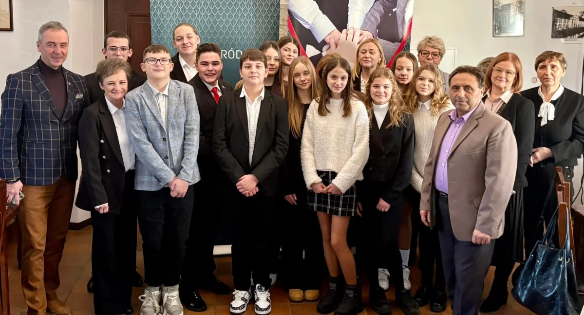 Z SAMORZĄDU, Młodzieżowa Miejska zaprzysiężona Młodzi radni ruszają pierwszymi projektami - zdjęcie, fotografia