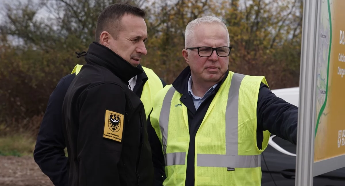 Fot. Obwodnica Obornik Śląskich to jedna z kilku ważnych inwestycji drogowych realizowanych aktualnie przez Samorząd Województwa Dolnośląskiego (na zdjęciu marszałek Paweł Gancarz oraz Marek Łapiński – wiceprzewodniczący Sejmiku Województwa Dolnośląskiego)
