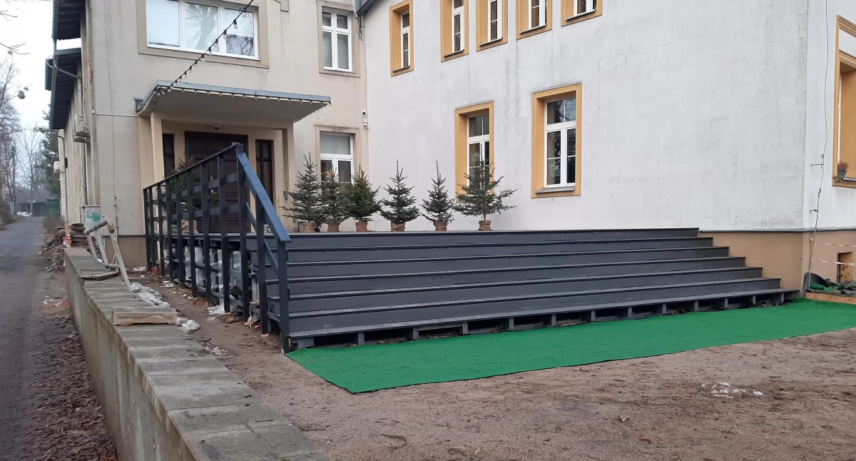 INWESTYCJE, wykonywane przed budynkiem - zdjęcie, fotografia