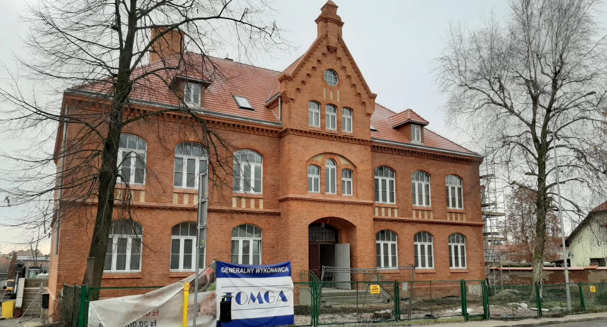 Żmigród: To jeden z dwóch budynków, obecnie adaptowany, w którym znajdzie się nowa siedziba Urzędu Miejskiego