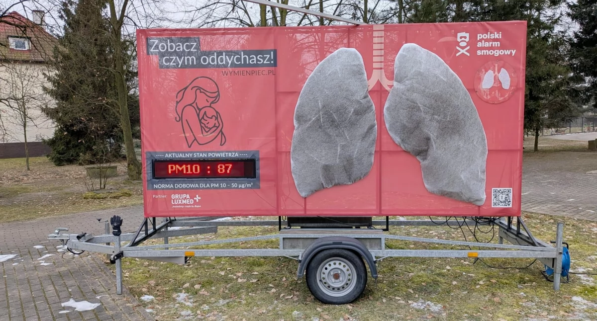 Tym oddychamy – tak zaczerniły się mobilne płuca w Pęgowie po dwóch tygodniach działania instalacji. Dla porównania w prawym górnym rogu znajdują się płuca, które wyglądają tak, jak główne przed rozpoczęciem działania instalacji. 