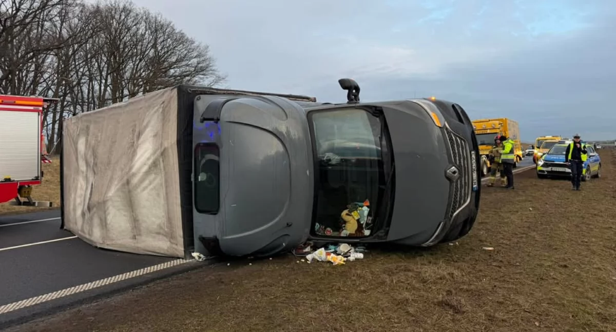 WYPADKI DROGOWE, Dostawczak przewrócił Zablokowane zostały stronę Poznania - zdjęcie, fotografia