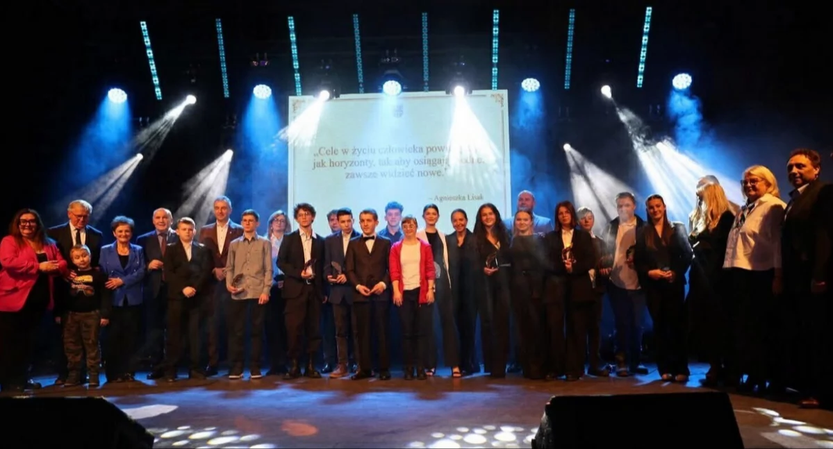 Z ŻYCIA SZKÓŁ, Młodzi pasją wynikami Najlepsi uczniowie nagrodzeni - zdjęcie, fotografia