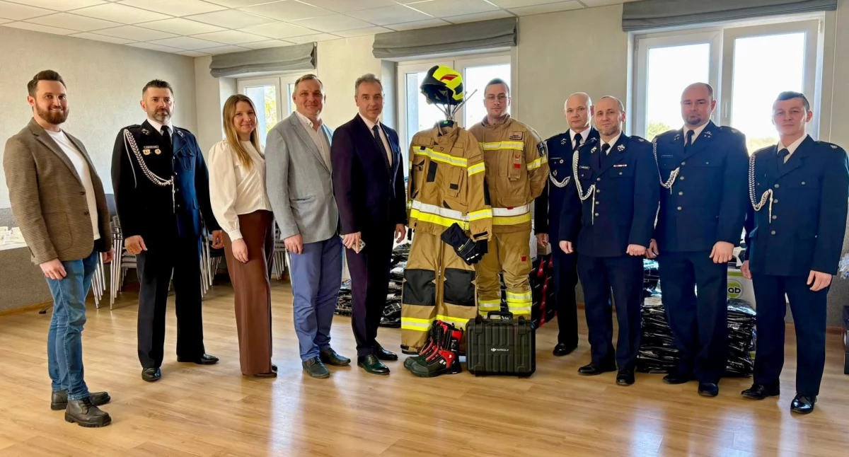 Z SAMORZĄDU, wyposażenie strażaków służb gminy - zdjęcie, fotografia
