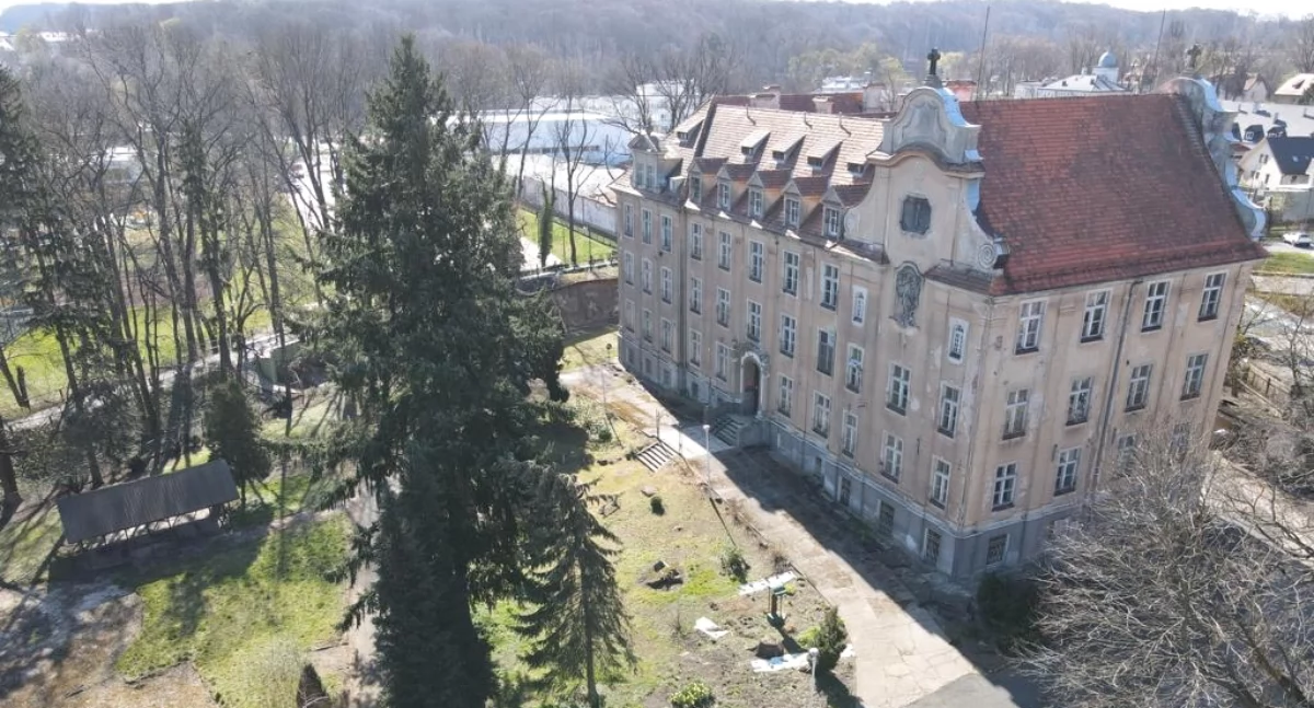 Budynek zakupiony od sióstr Boromeuszek. Od lat stoi i niszczeje