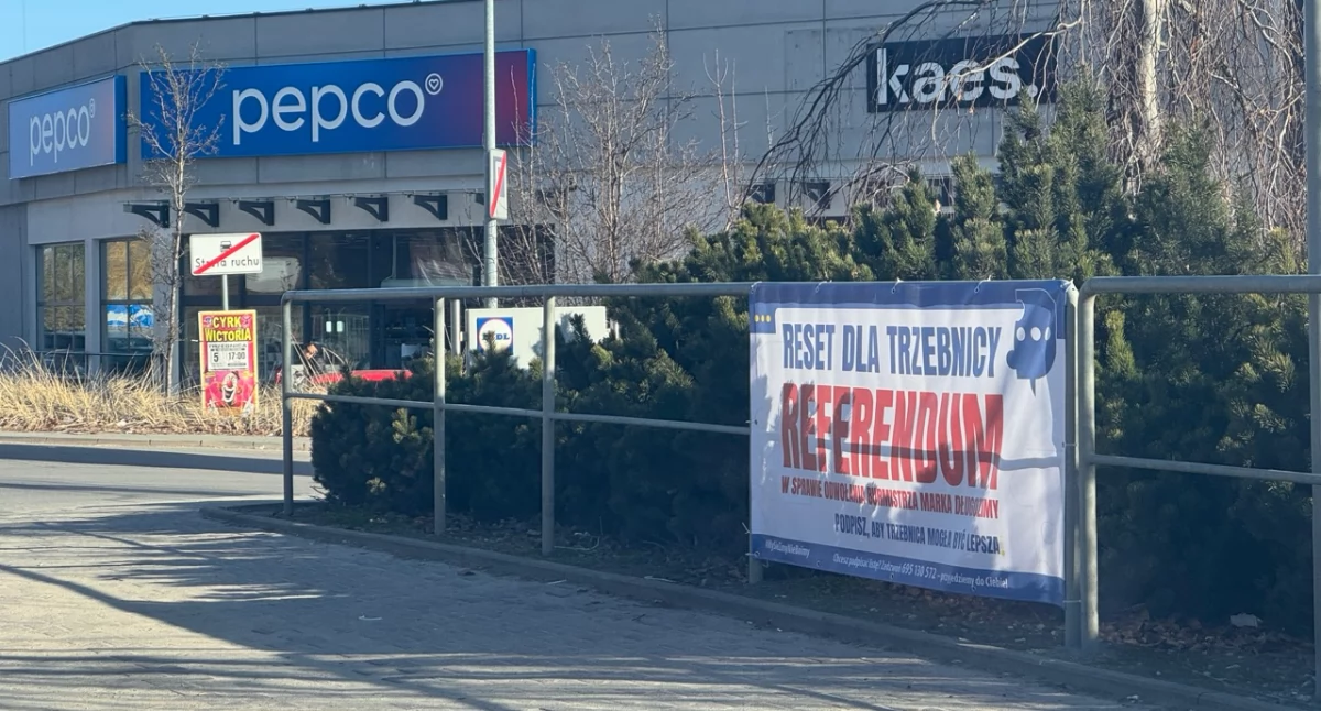 Niebieski baner PiS został usunięty