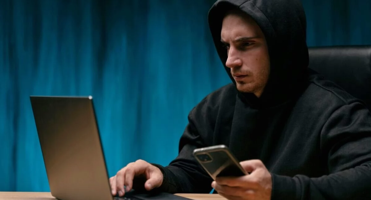 POZOSTAŁE ZDARZENIA, Oszustwo telefoniczne Senior powiesił pieniądze ogrodzeniu - zdjęcie, fotografia