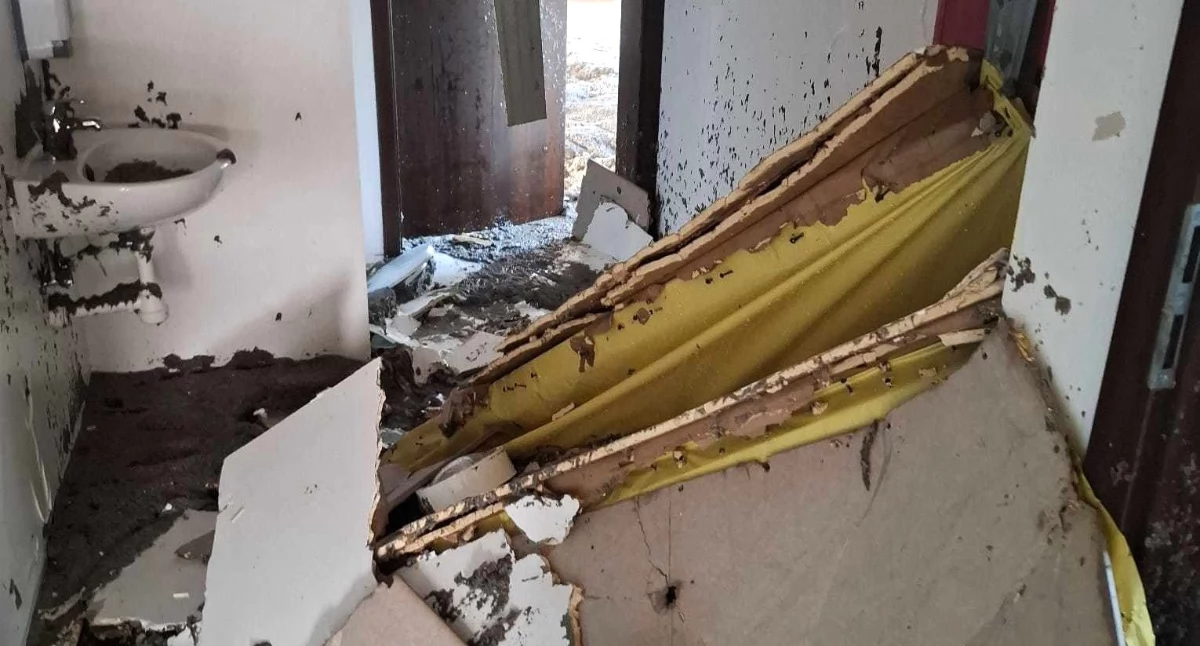 W NOWEJ GAZECIE, Katastrofa budowlana świetlicy wiejskiej Ligocie Zawalił strop wnętrze zostało zalane - zdjęcie, fotografia