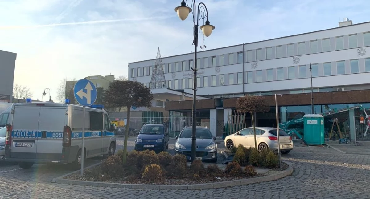 Zdjęcie: Policja przed Urzędem Miejskim w Trzebnicy