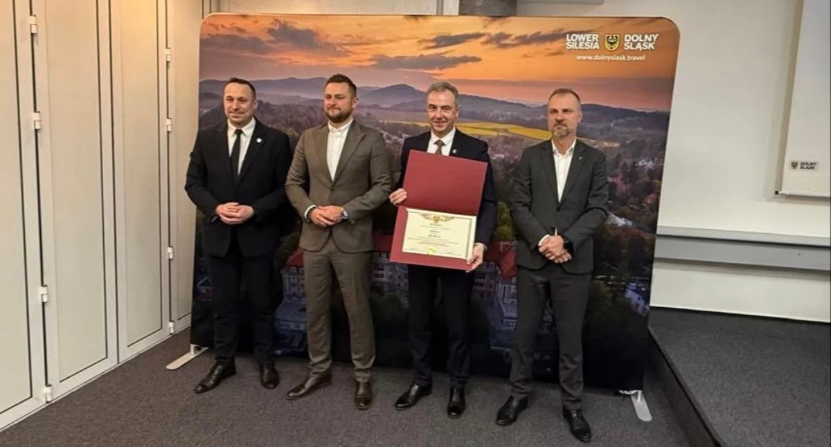 INWESTYCJE, rewitalizację Burmistrz odebrał promesę - zdjęcie, fotografia