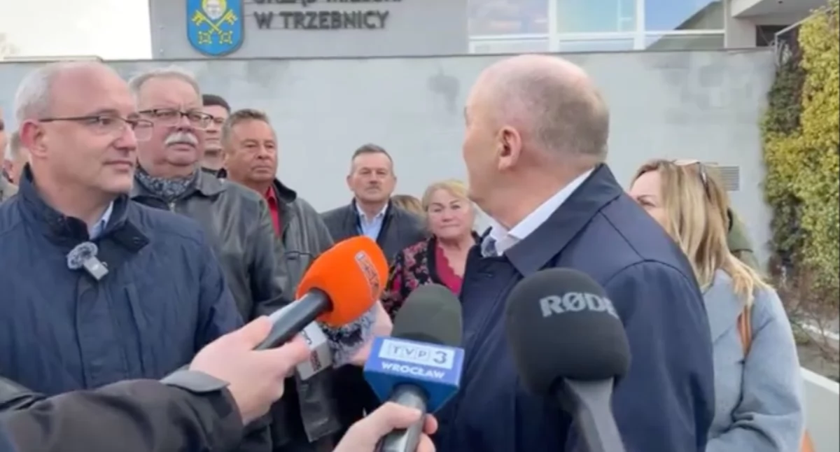 Z SAMORZĄDU, Zebrali podpisy Referendum Trzebnicy coraz bliżej zarzuty burmistrza - zdjęcie, fotografia