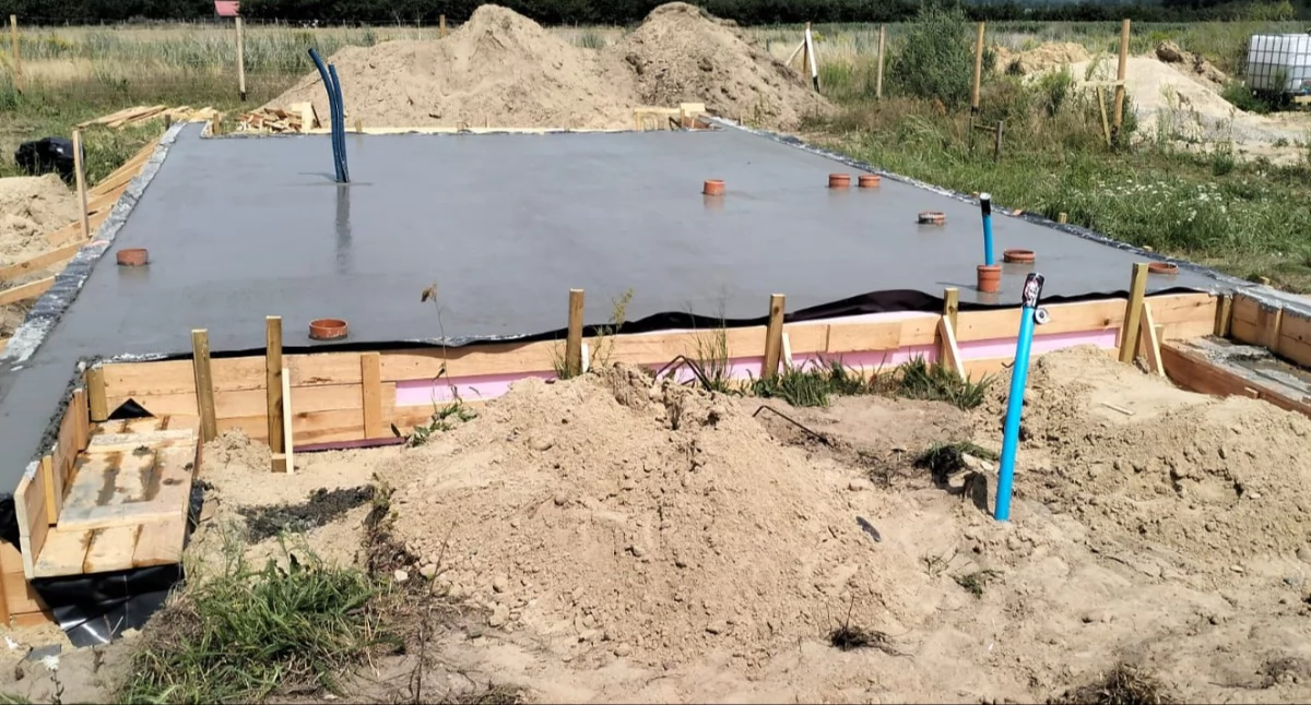 To tutaj miał stanąć dom dla pani Emilii i jej syna. Po tym, jak wykonawca zniknął z pieniędzmi, inwestycja utknęła na etapie płyty fundamentowej