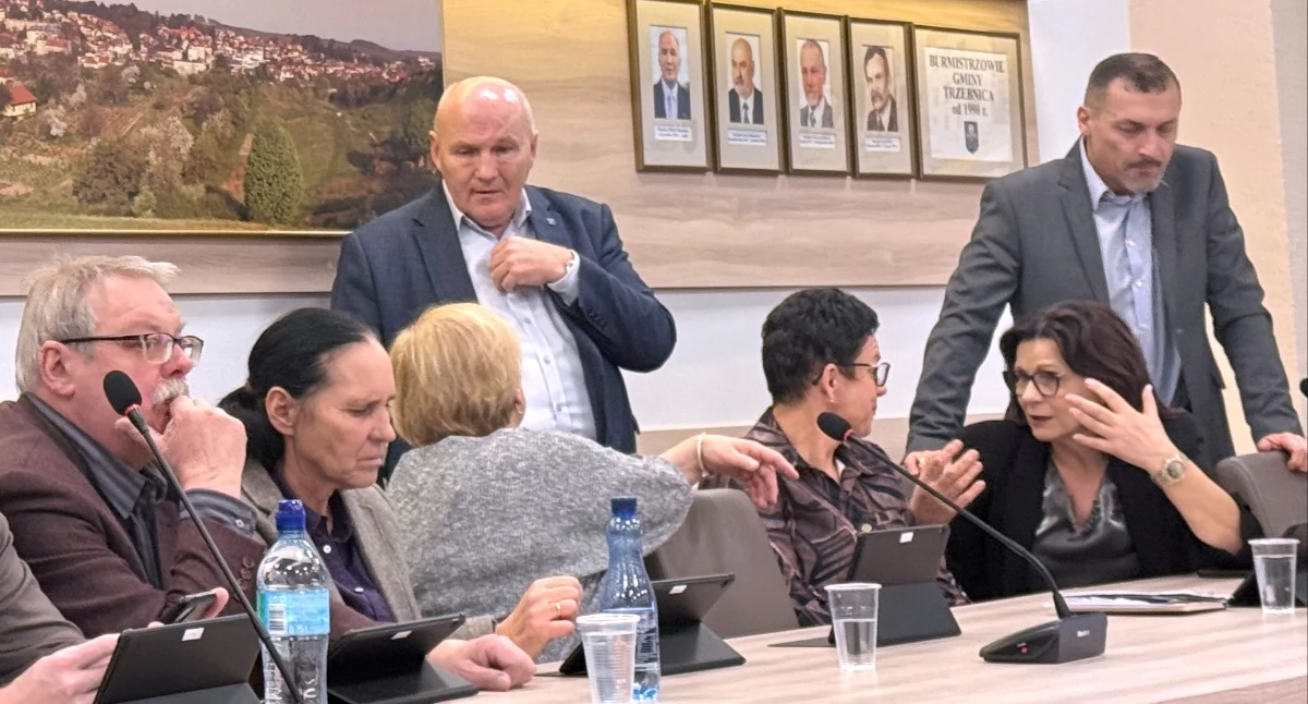 Z SAMORZĄDU, będzie referendum Trzebnicy sprawie odwołania burmistrza Komisarz wydał postanowienie - zdjęcie, fotografia
