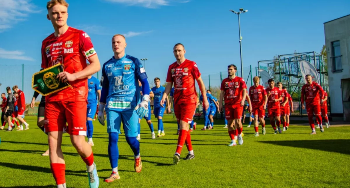 PIŁKA NOŻNA, Piast zaczął mocno rywal odpowiedział - zdjęcie, fotografia