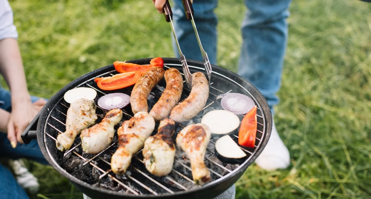 Największy skok cen objął produkty, bez których ciężko się obejść podczas grillowania (freepik.com)
