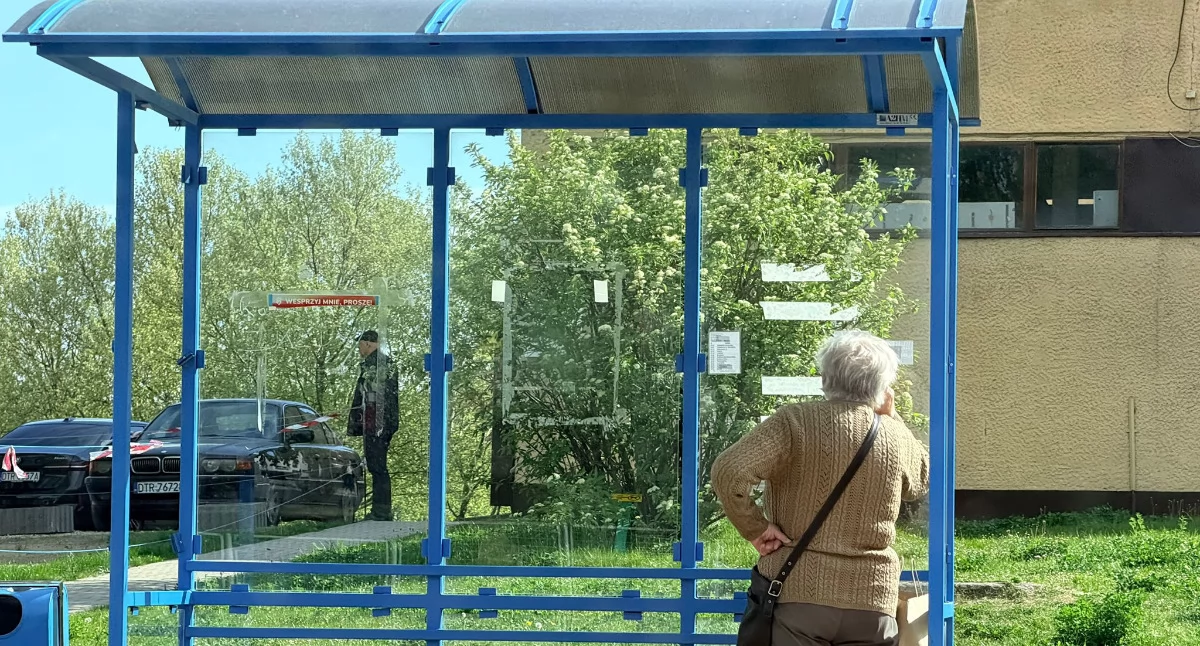 OD CZYTELNIKÓW, Słupy ogłoszeniowe zniknęły rozkłady nieczytelne - zdjęcie, fotografia