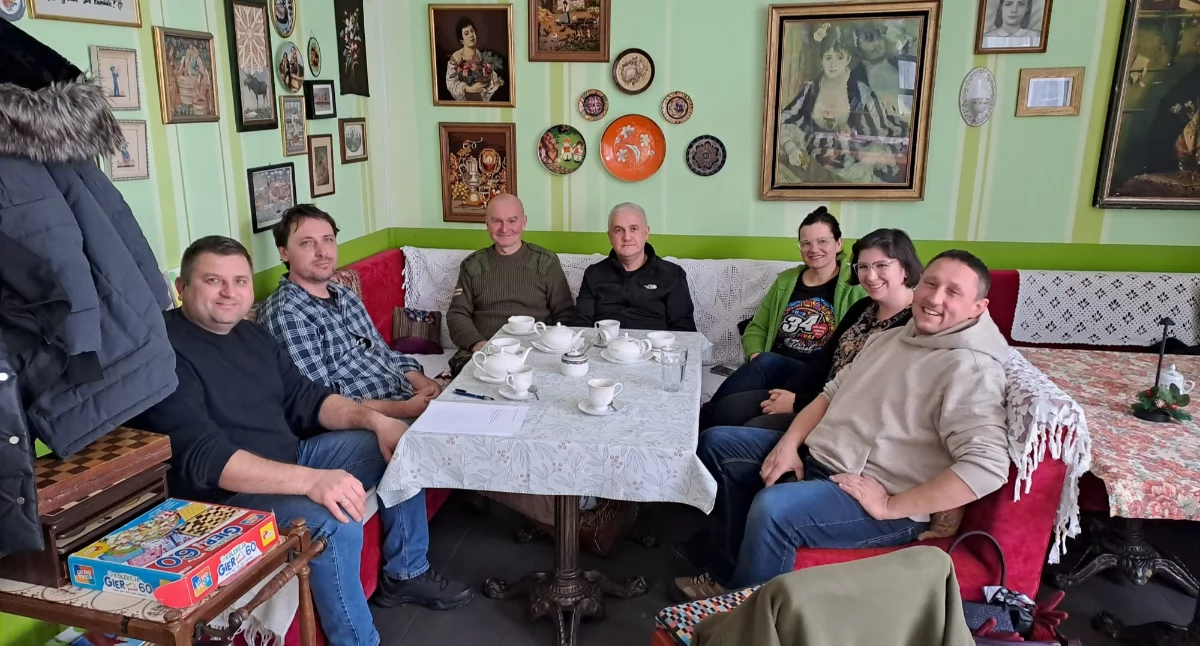 Zdjęcie przedstawiające kilku założycieli stowarzyszenia. Od lewej: Michał Raduchowski – prezes, Tomasz Osiński, Witold Waniek, Marcin Pyczak, Katarzyna Żuk, Agnieszka Wrzesińska, Marcin Kieler. Fot.: Stowarzyszenie Dawne Oborniki Śląskie