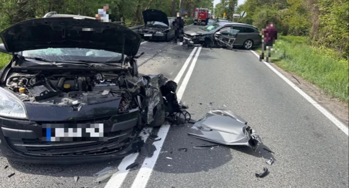 WYPADKI DROGOWE, Czołowe zderzenie osoby dziecko trafiły szpitala - zdjęcie, fotografia