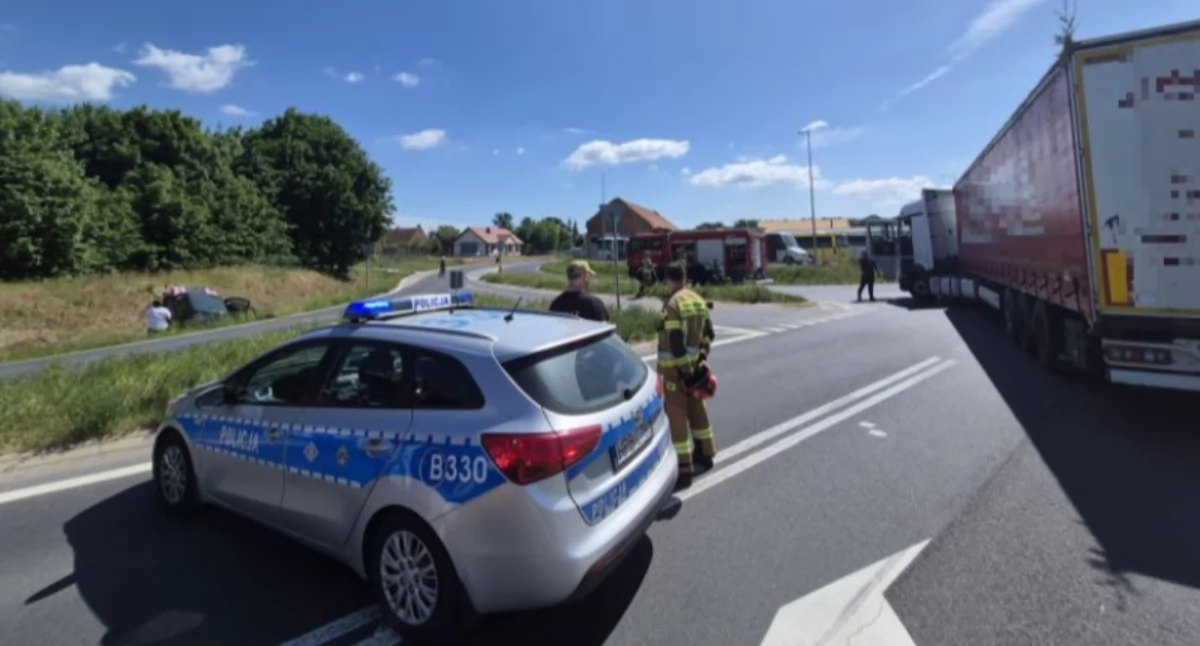 WYPADKI DROGOWE, Volkswagen rowie włos czołówki tirem - zdjęcie, fotografia