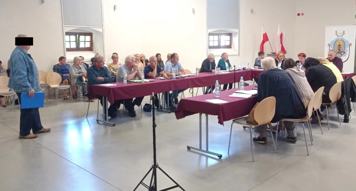 Zdjęcie: Marek (Janusz) L. podczas wystąpień na zawońskiej sesji rady
