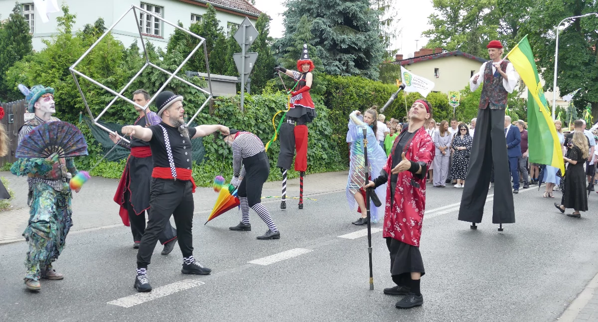IMPREZY i FESTYNY, Parada wzruszenia ważna deklaracja Mieszkańcy spotkali święcie miasta - zdjęcie, fotografia