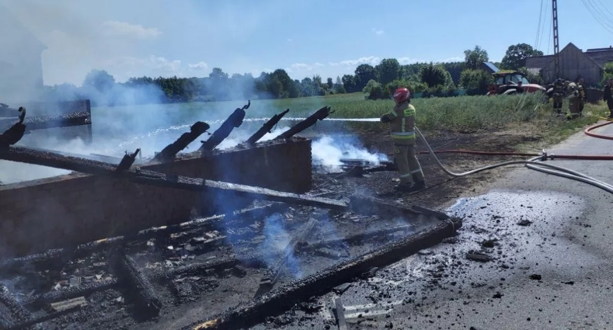 Ogień rozprzestrzenił się na sąsiedni budynek gospodarczy oraz garaż (fot. KP PSP Trzebnica)