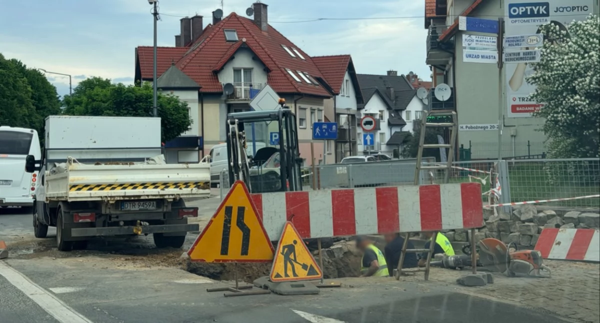 OD CZYTELNIKÓW, kilku płynie ulicą usuwanie awarii centrum Trzebnicy - zdjęcie, fotografia