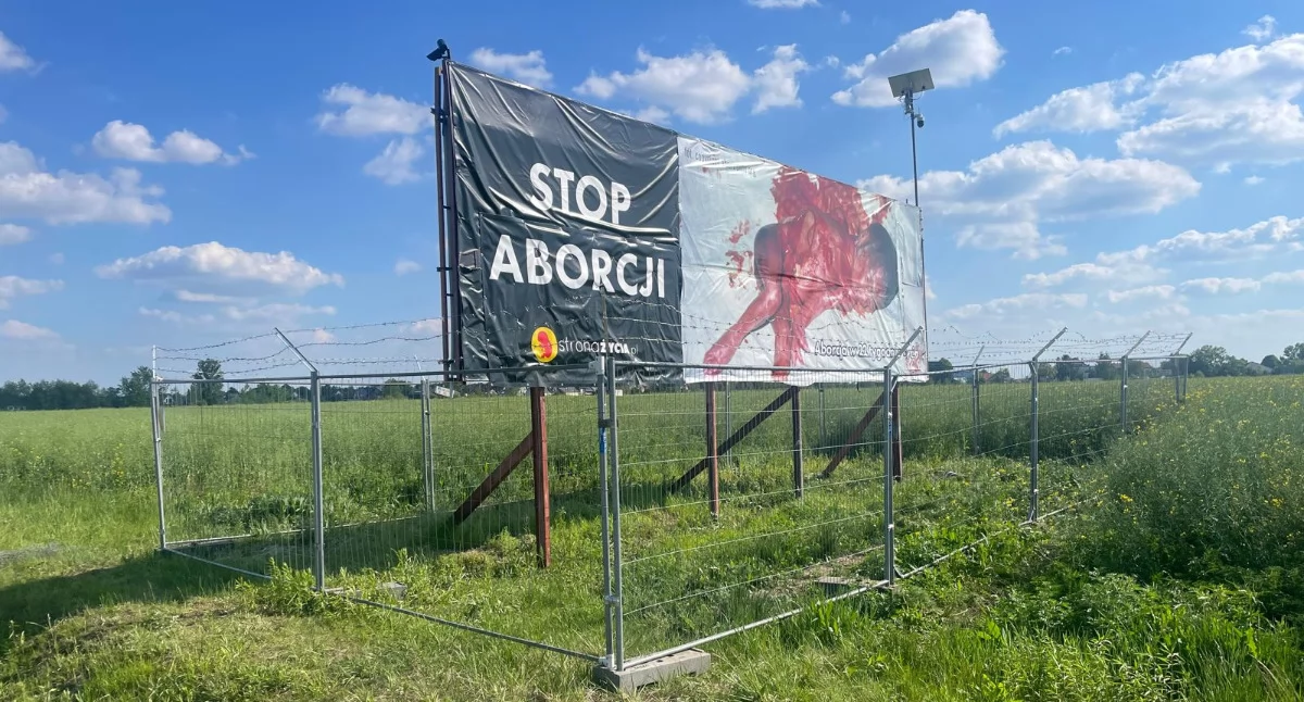 OD CZYTELNIKÓW, kolczasty wokół baneru Mieszkańcy odpuszczają - zdjęcie, fotografia