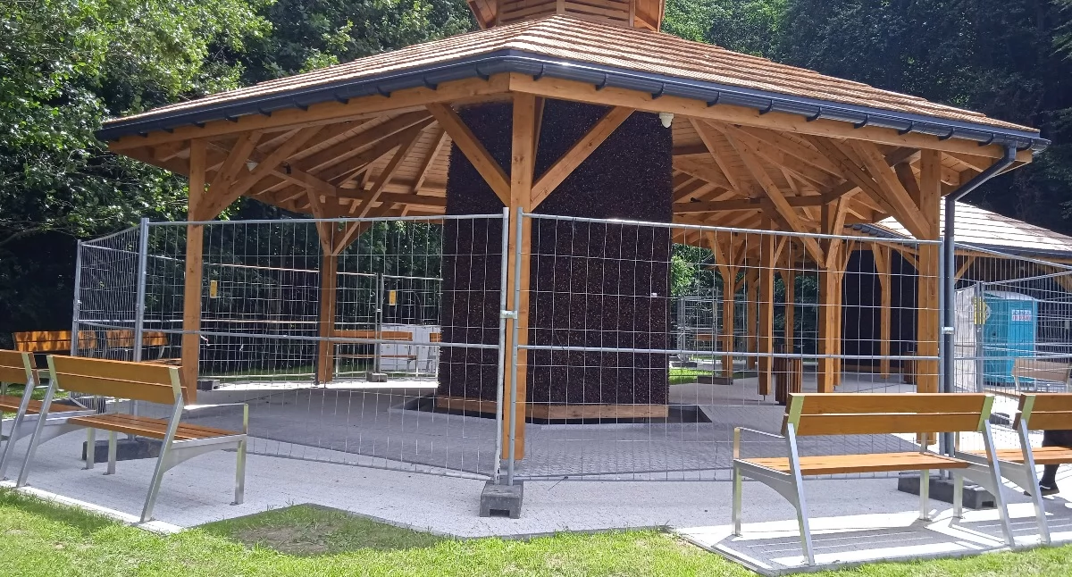 Nowe tężnie - jeszcze za płotem.