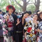 Yoyogi Park w Tokio - pamiątkowe zdjęcie z Japonkami