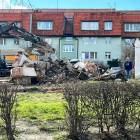 Wyburzona została już większa część murku.