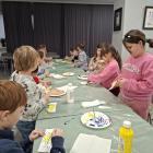 Zajęcia plastyczne w trakcie ferii z OKSiR