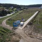 Na działce nie ma platformy wiertniczej ani robotników. Widoczny samochód to pracownicy...