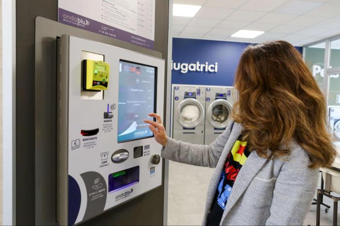 kobieta korzystająca z pralni samoobsługowej