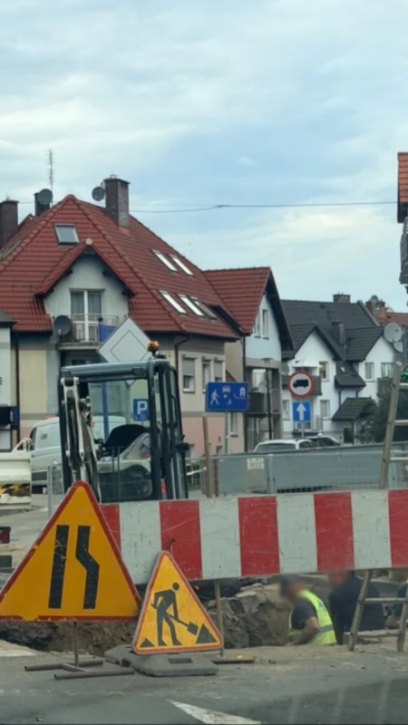Woda od kilku dni płynie ulicą. Trwa usuwanie awarii w centrum Trzebnicy