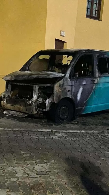 [NOWE INFORMACJE] Ktoś podpalił busa GOK w Zawoni. Ogień mógł strawić zabytkowy ośrodek kultury. „To były sekundy”
