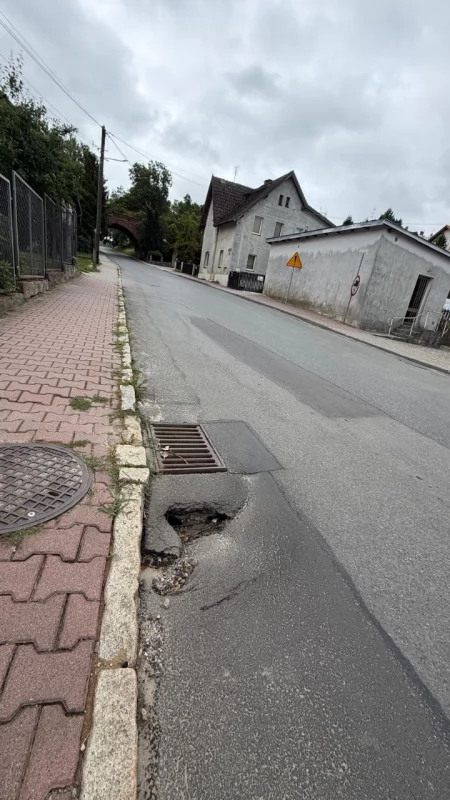 Mieszkańcy mają dość. Pokazali nam dziury i studzienki z całej Trzebnicy