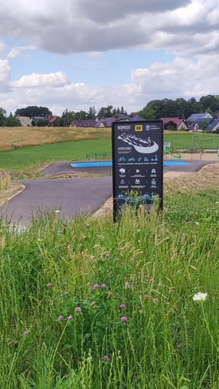 Pumptrack w Trzebnicy zarósł chwastami. Gmina reaguje na zgłoszenia mieszkańców