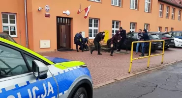 Napastnicy z bronią wtargnęli do liceum