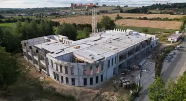 Rozpoczęła się budowa nowej szkoły – murowanie ścian piętra