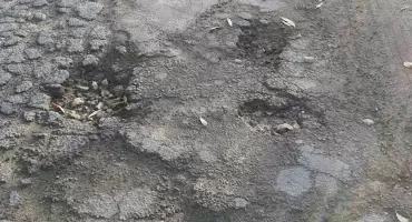 Kamienie na jezdni i dziury w drodze. Mieszkańcy interweniują