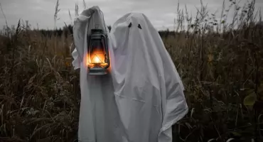 Stylizacje na Halloween 2025 – co założyć, by wyróżnić się z tłumu?