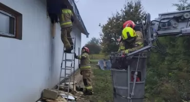 Pożar hali produkcyjnej w Zajączkowie: interwencja strażaków trwała ponad 2 godziny