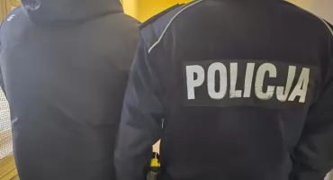 Agresywny mężczyzna uderzył policjanta. Usłyszał trzy zarzuty