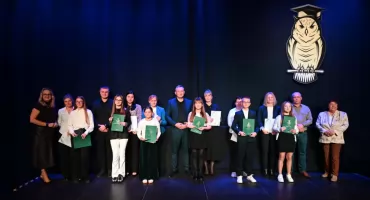 Nagrody, stypendia, kwiaty i dyplomy - Gala  Edukacji Narodowej w Zawoni