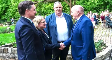 Zarzuty dla Ziobry i wątek trzebnicki. W tle kaszanka, kiełbaska, mikrofony i kuchenka