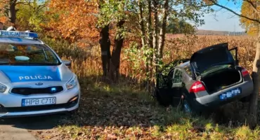 Wypadł z drogi. Nie miał prawa jazdy
