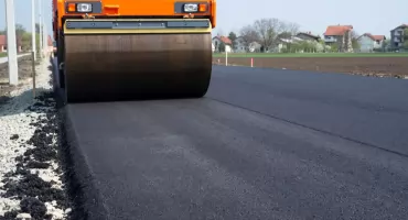Jak wybranie odpowiedniej układarki mas bitumicznych wpływa na jakość nawierzchni drogowej?